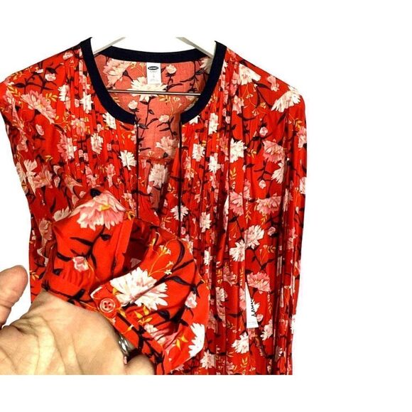 Old Navy NWT Long-sleeve, Swing Pintuck, Red, Floral top, size large, 100% rayon - Picture 3 of 9